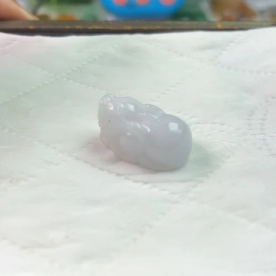 姑***刀翡翠未镶嵌颈饰吊坠