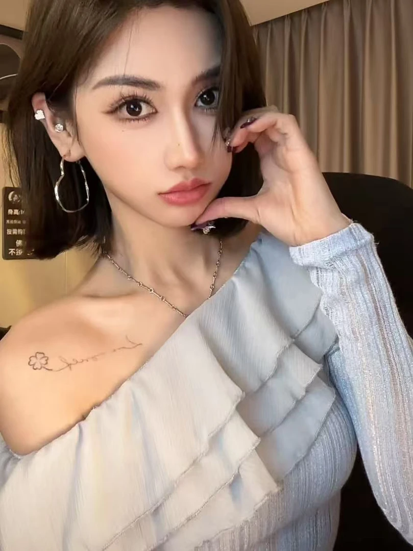 浠儿姐姐温柔涟漪斜肩三层荷叶边细闪长袖针织衫一字肩T恤上衣