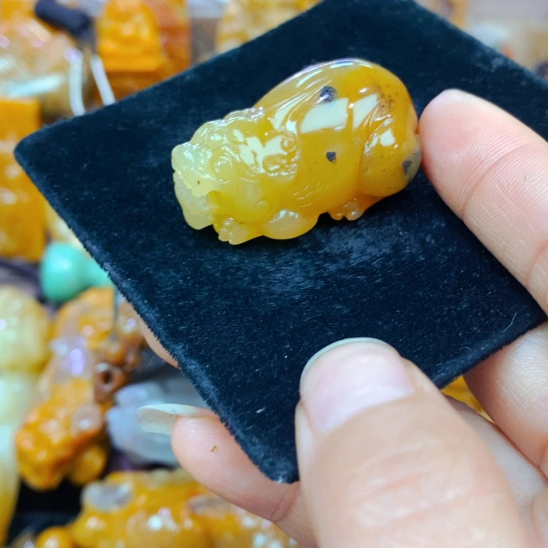 未镶嵌石英质玉（黄龙玉）颈饰