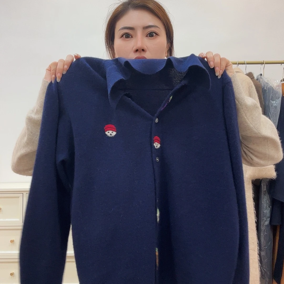 蓝色羊绒开衫衬衫