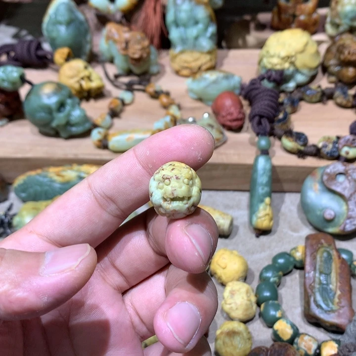 未镶嵌岫岩河磨玉（透闪石质玉）挂件