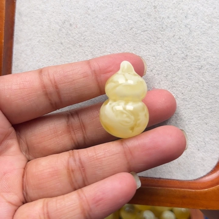 漫***衍琥珀未镶嵌珠宝奇石M16号