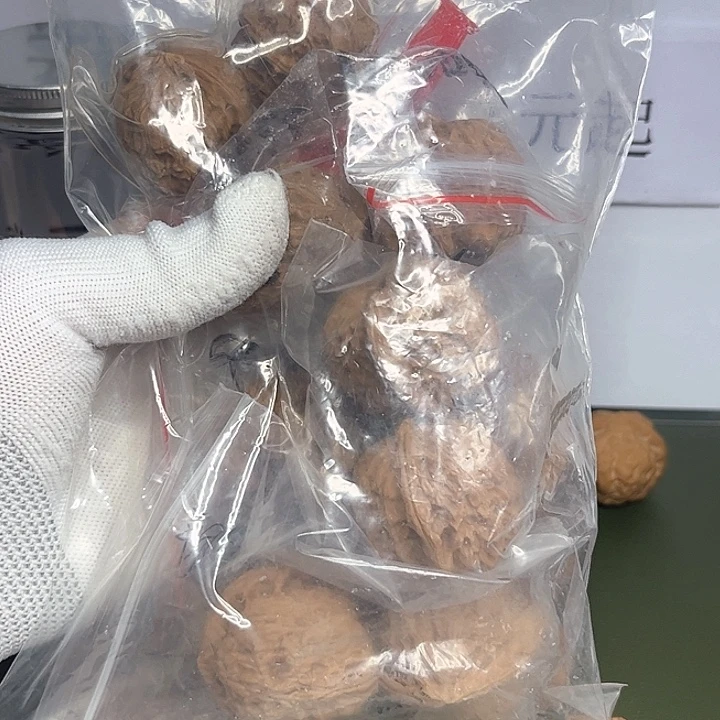文玩核桃吊坠5对白狮子，尖有黄