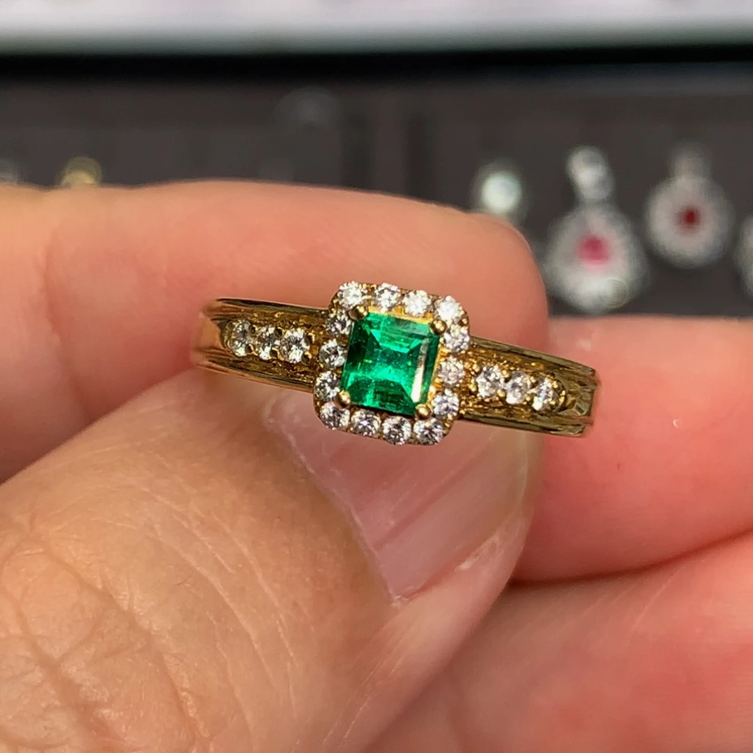 祖母绿戒指18K金镶嵌