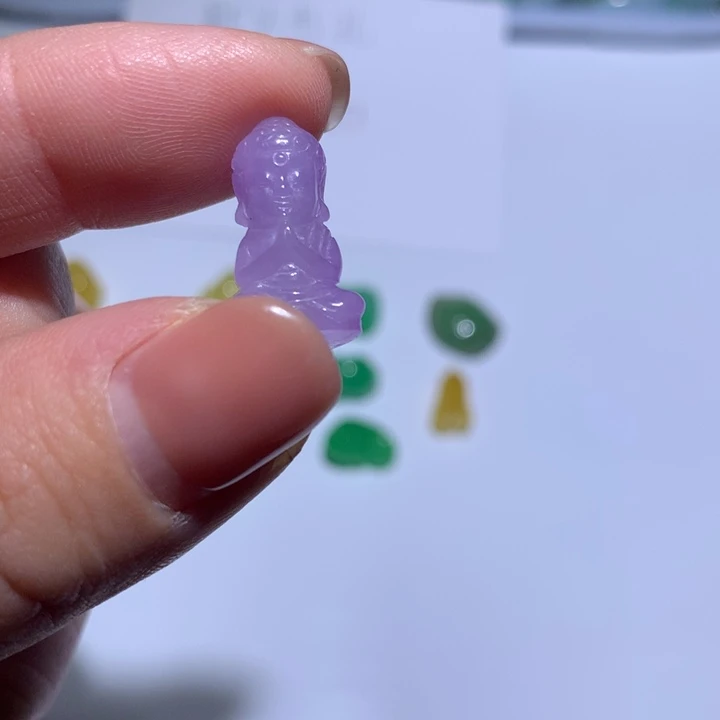 翡翠未镶嵌颈饰佛宝宝