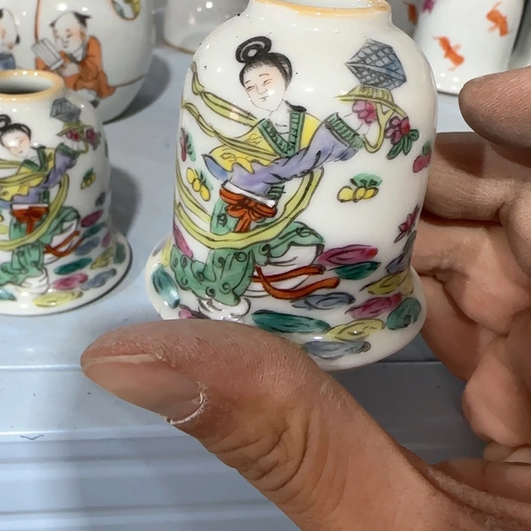 瓷片瓷器上还有两条长带及部分长柱