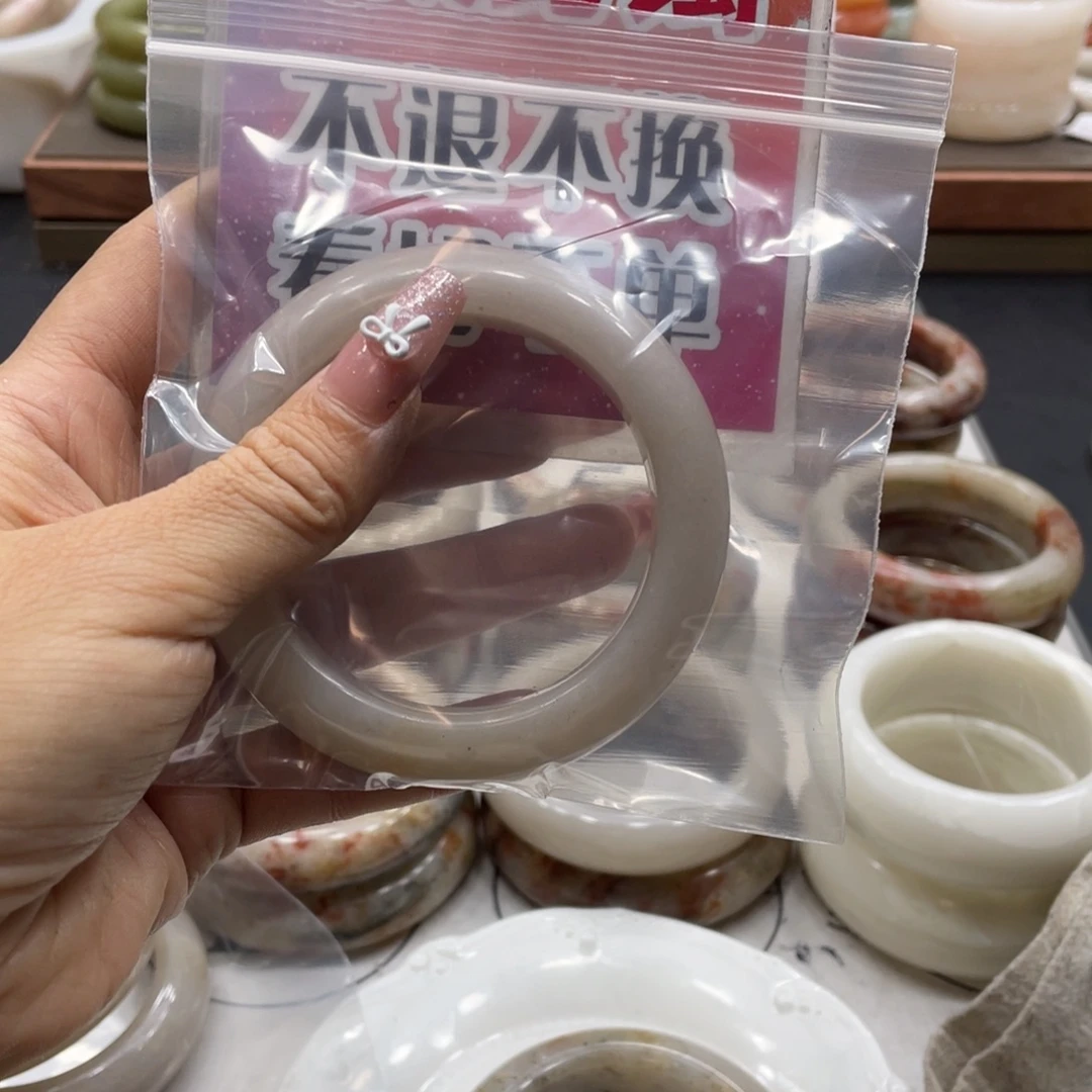未镶嵌手镯石英质玉