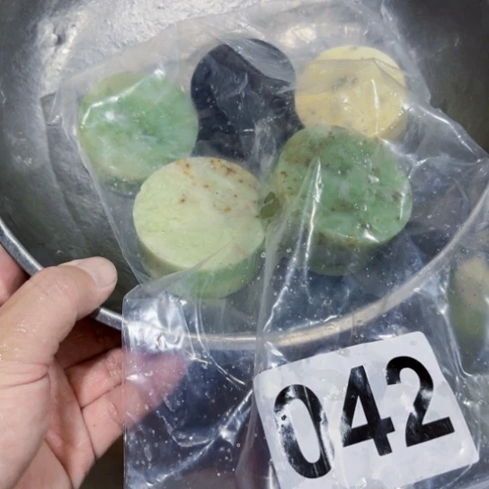 未镶嵌蛇纹石玉珠宝奇石