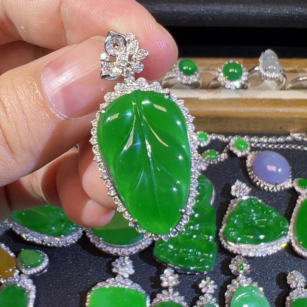 翡翠18K金镶嵌颈饰