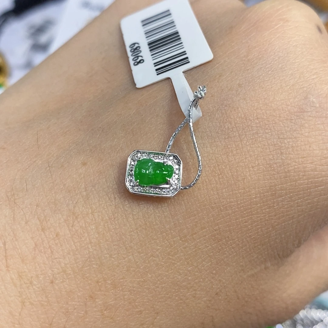 【闪购商品】颈饰18K金镶嵌翡翠吊坠