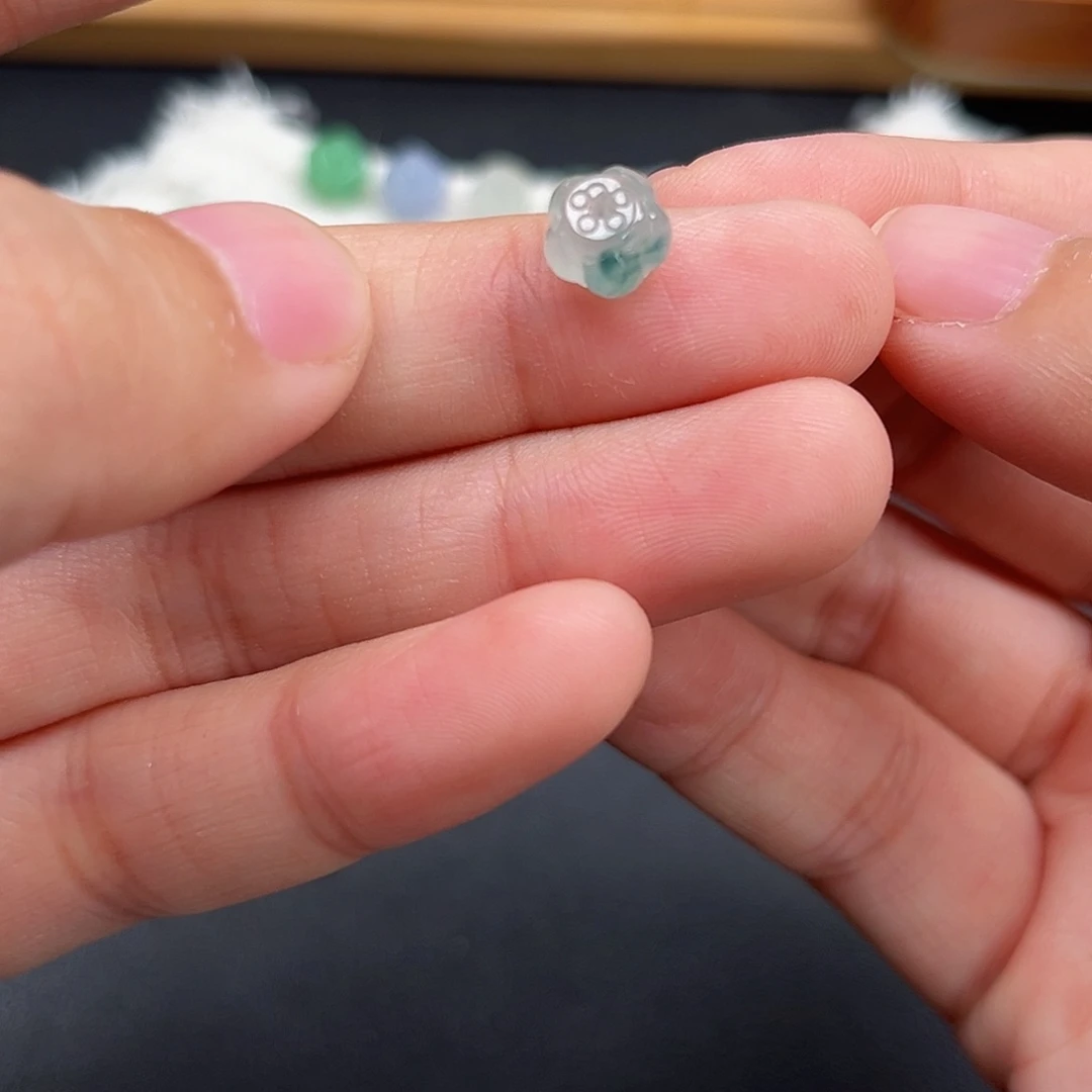 翡翠未镶嵌颈饰莲花珠