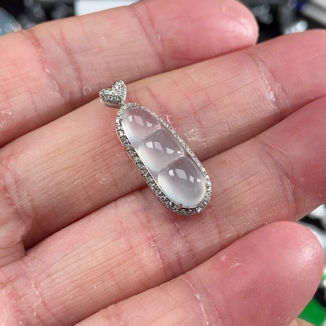 颈饰18K金镶嵌翡翠豆子