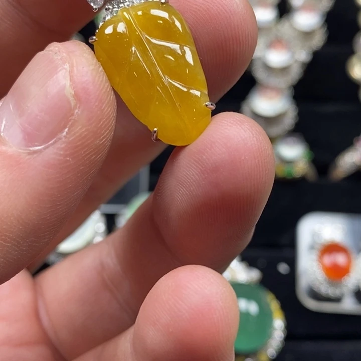 翡翠未镶嵌戒指吊坠