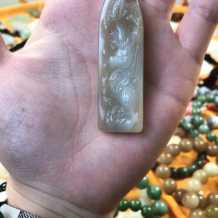 颈饰未镶嵌和田玉（糖玉）和田玉龙凤呈祥牌