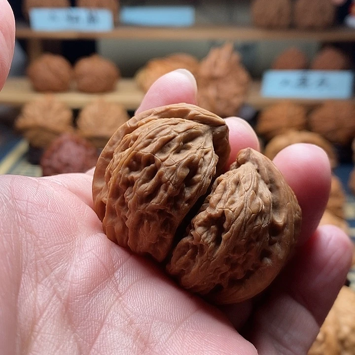 文玩核桃吊坠白狮子半壁