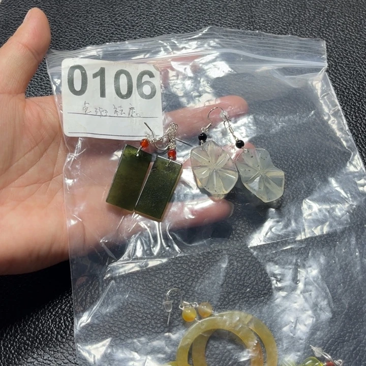 点***痣蛇纹石玉合金耳饰