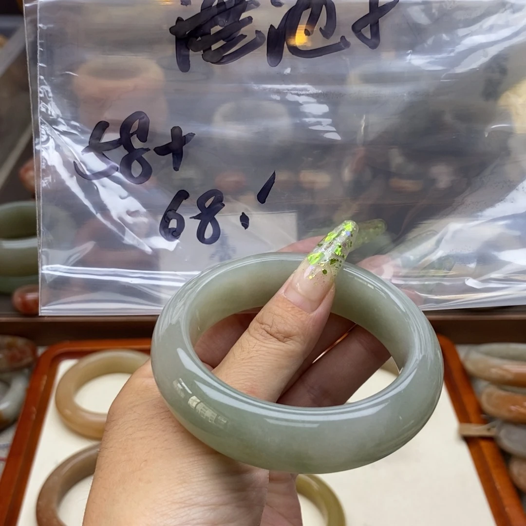 未镶嵌手镯石英质玉池*