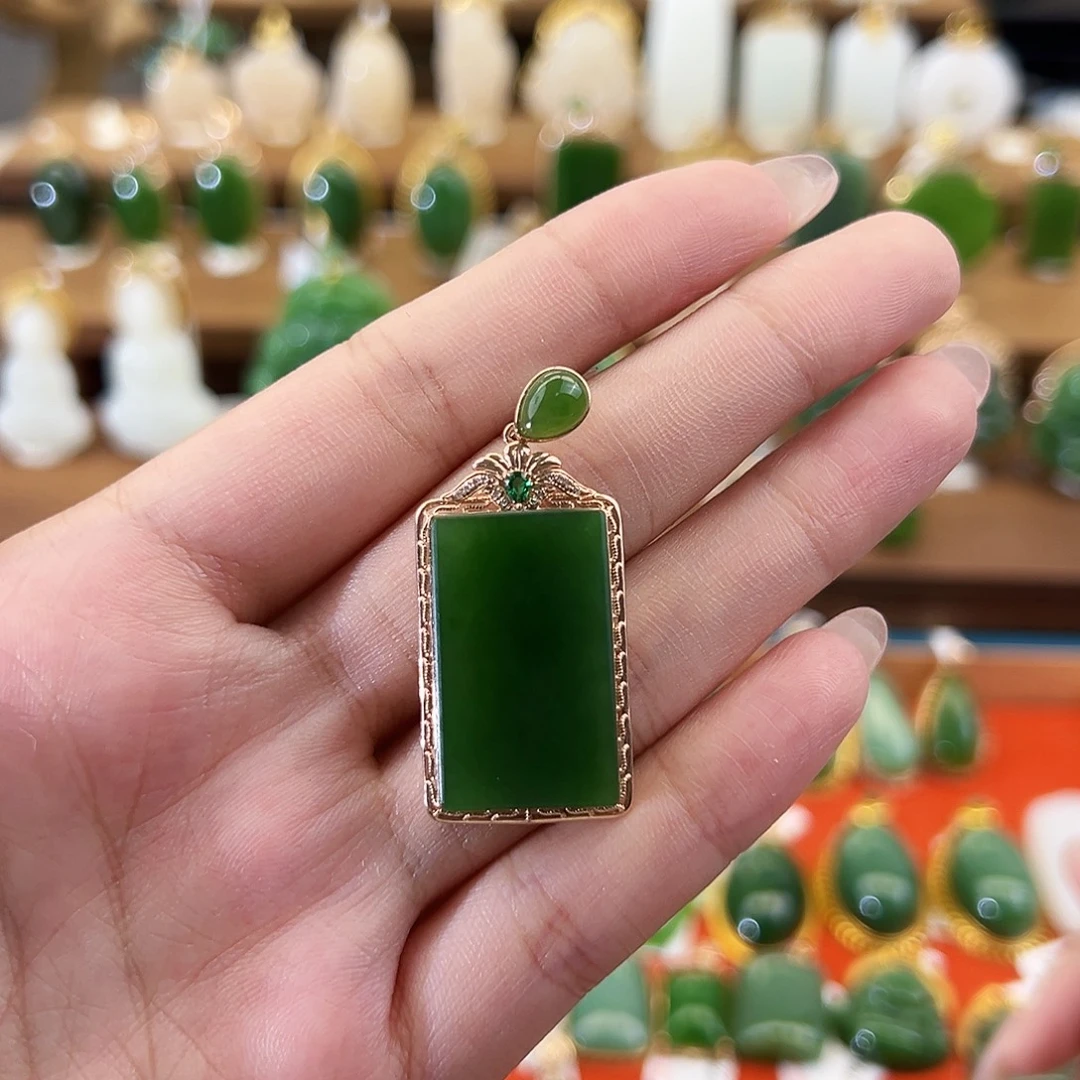 吊坠(不含链)18K金镶嵌和田玉菠菜绿无事牌25mm