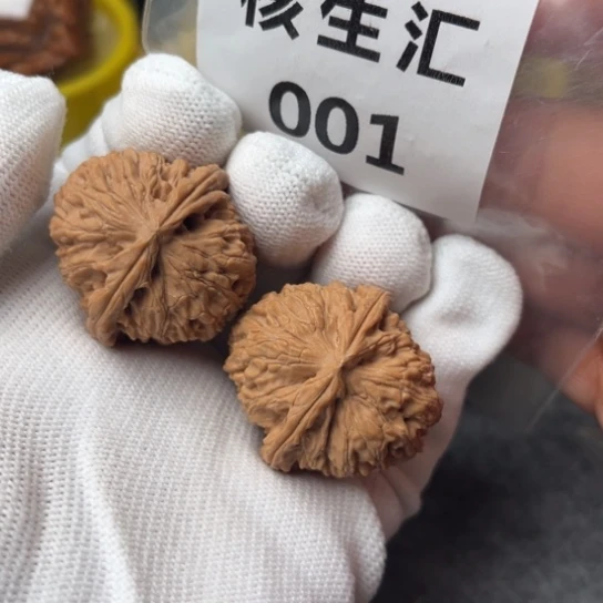 文玩核桃吊坠白狮子33