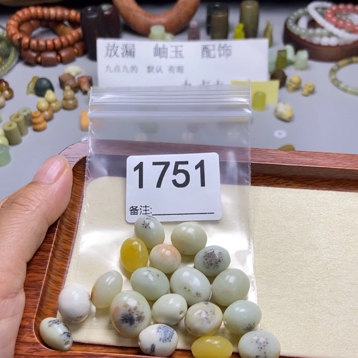 俊***人未镶嵌蛇纹石玉颈饰