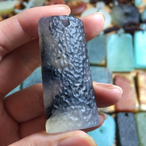 蛇纹石玉颈饰合金一*天