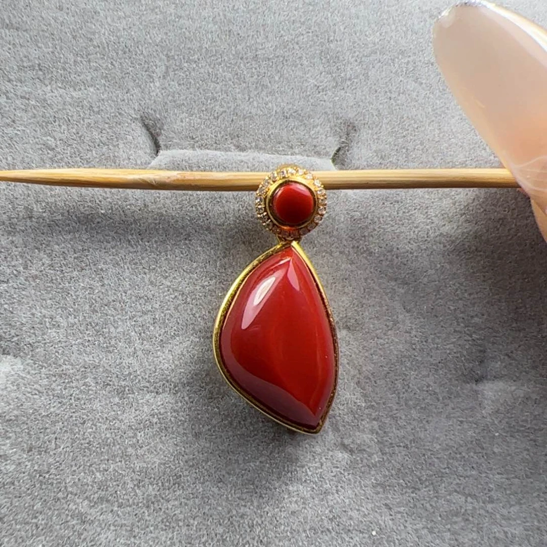 18K金镶嵌吊坠南红玛瑙