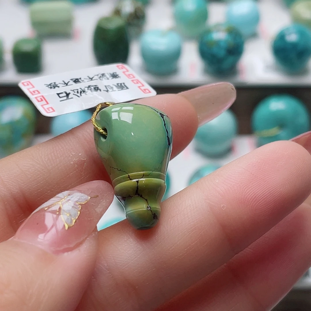 娓***来未镶嵌绿松石挂件