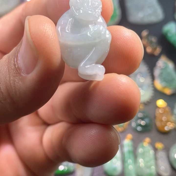 未镶嵌翡翠胸饰翡翠猴子一件天然