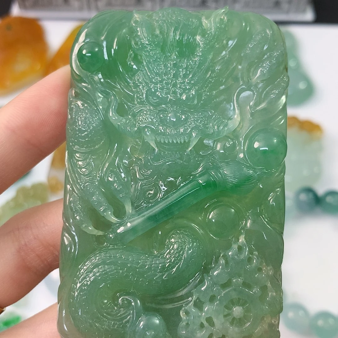 翡翠未镶嵌颈饰龙牌