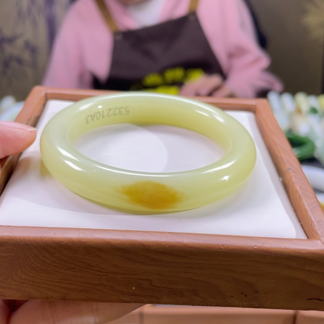 和田玉未镶嵌手镯53圈