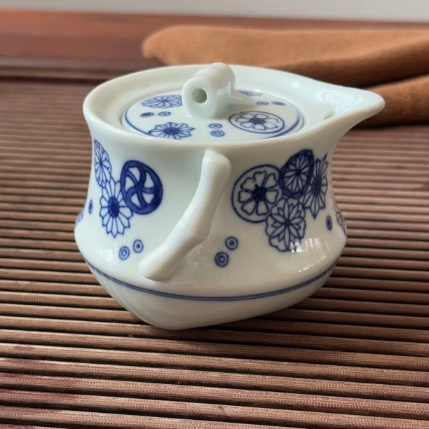 白瓷竹节手抓公道壶