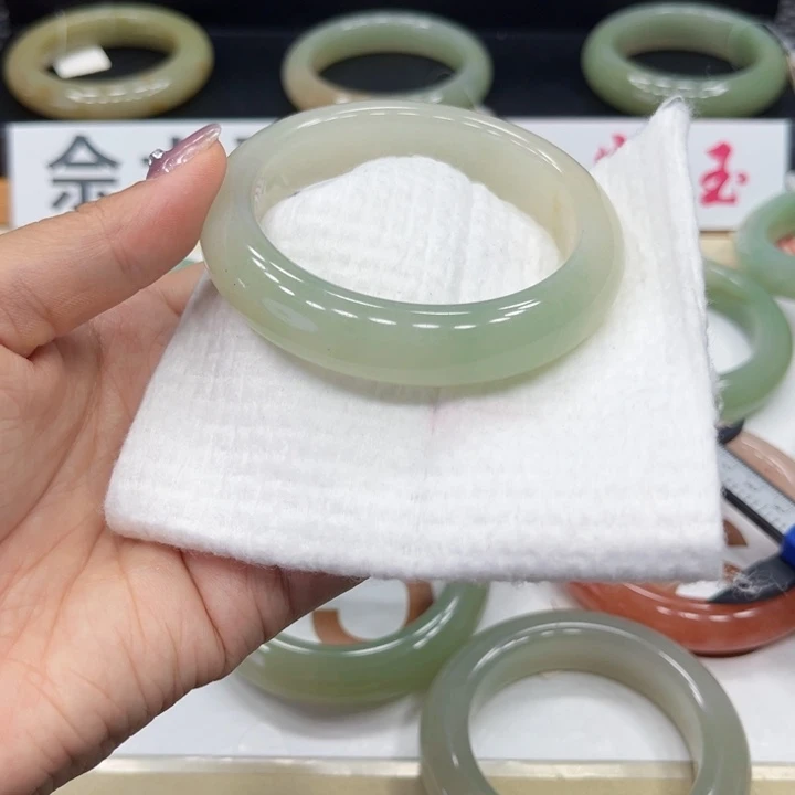 石英质玉手镯未镶嵌韵