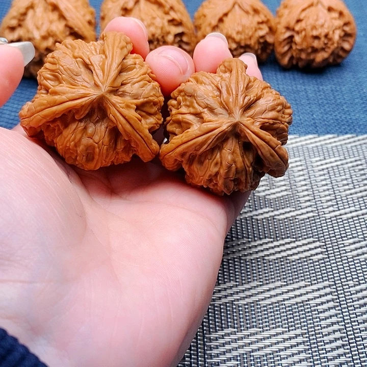 未***期文玩核桃吊坠三棱