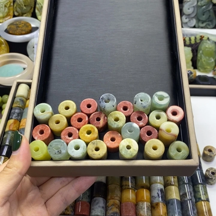 未镶嵌蛇纹石玉颈饰沈**?