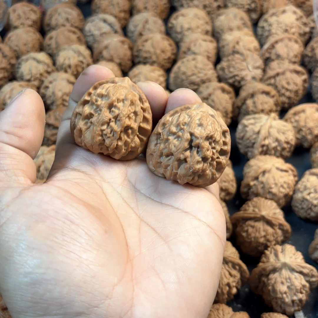 文玩核桃吊坠梨木台