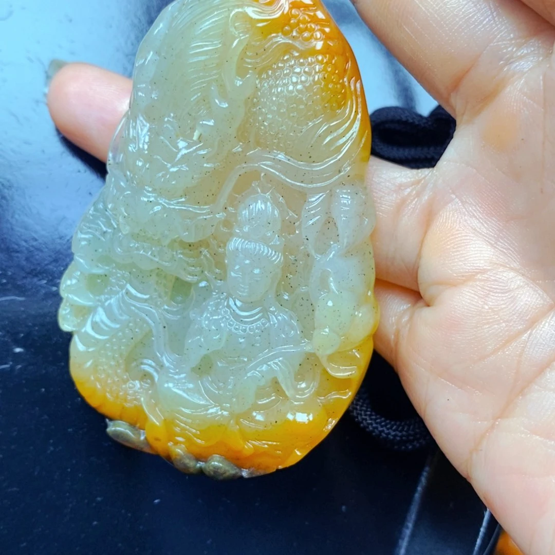 未镶嵌石英质玉（黄龙玉）颈饰