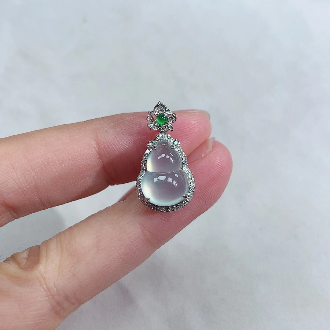 翡翠18K金镶嵌颈饰葫芦