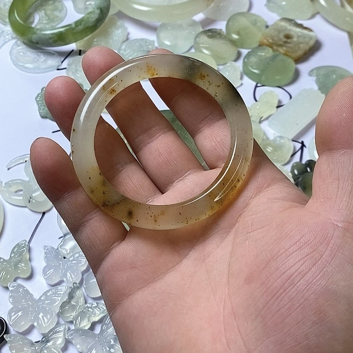 ****蛇纹石玉未镶嵌颈饰