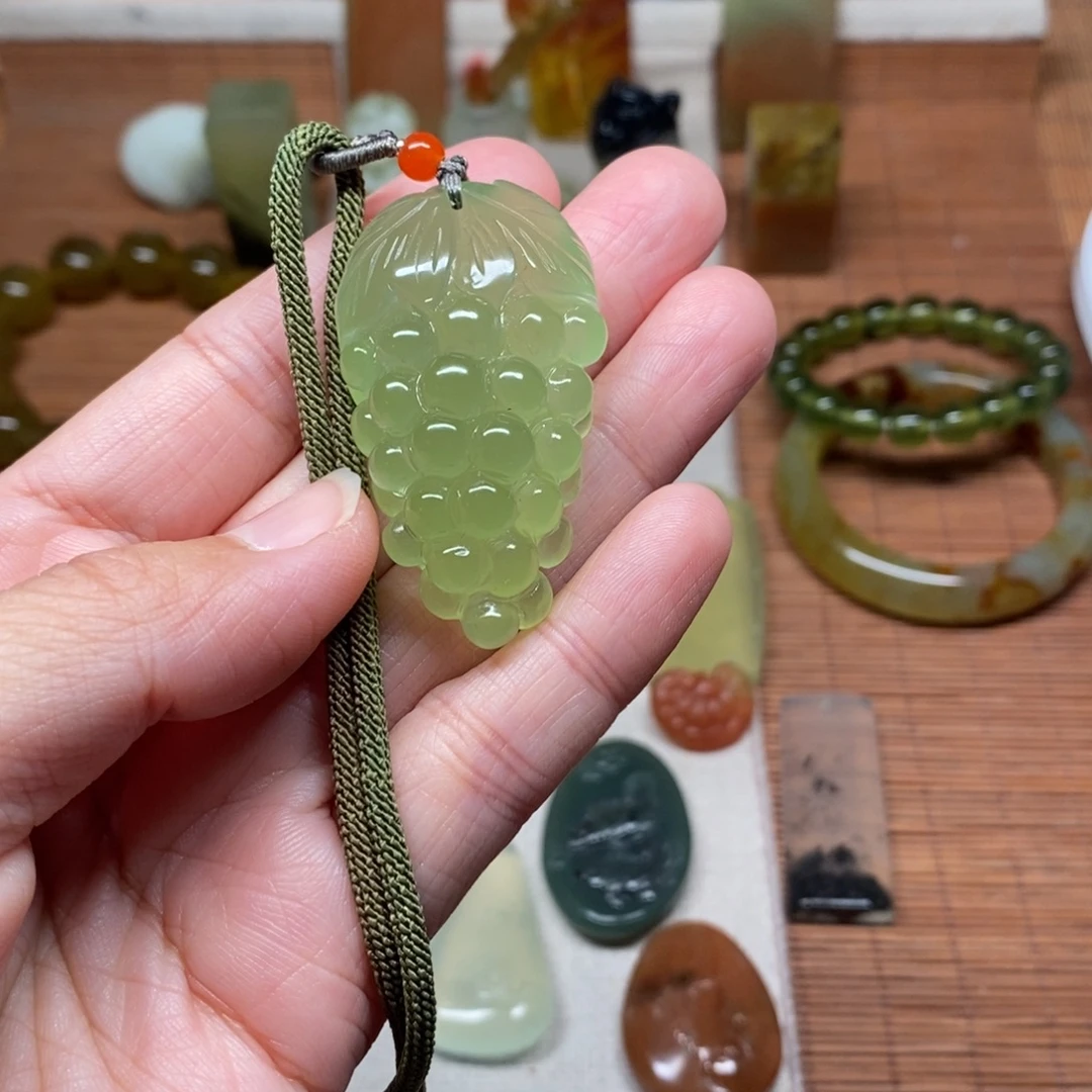 杨***~蛇纹石玉未镶嵌挂件