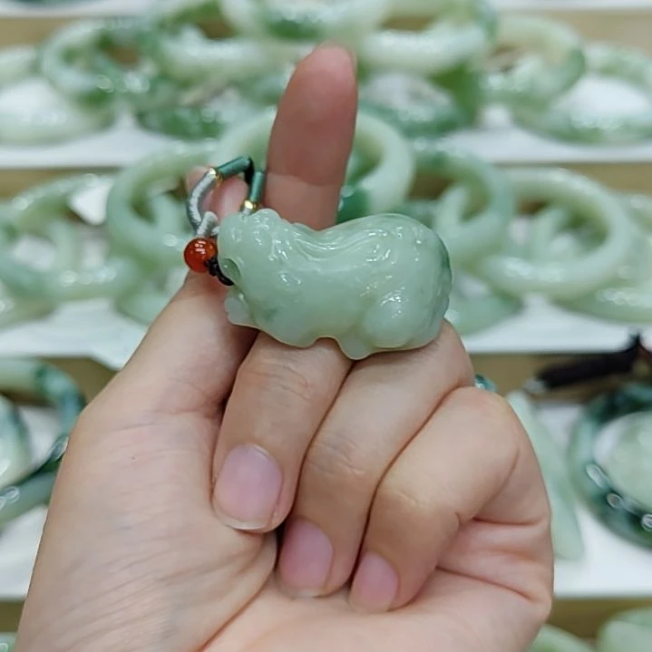 *****透闪石-蛇纹石玉未镶嵌颈饰