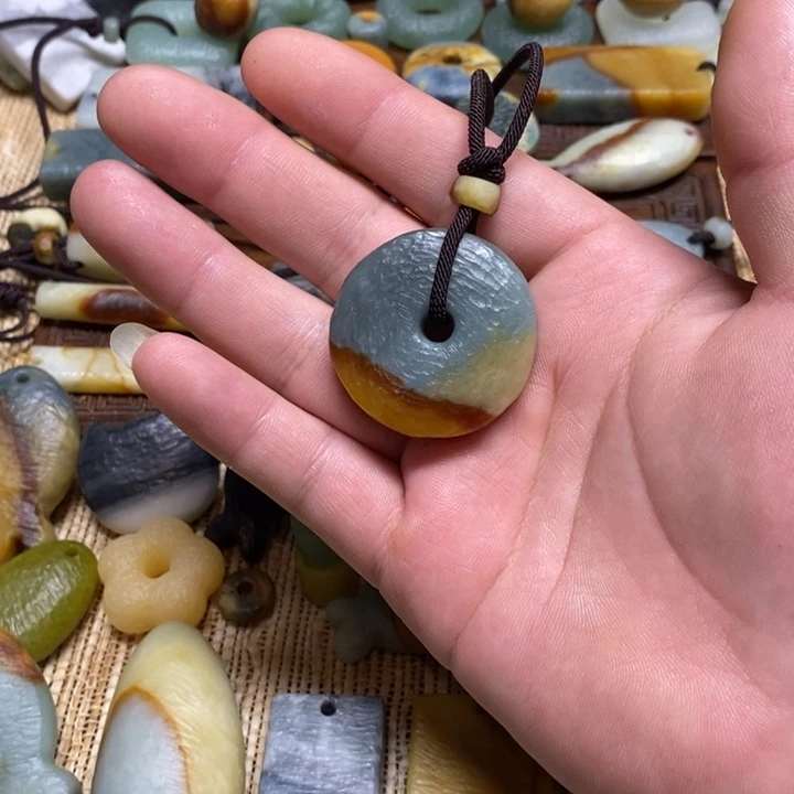 小***咪蛇纹石玉未镶嵌颈饰