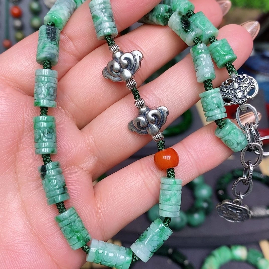 翡翠颈饰未镶嵌漂亮美眉