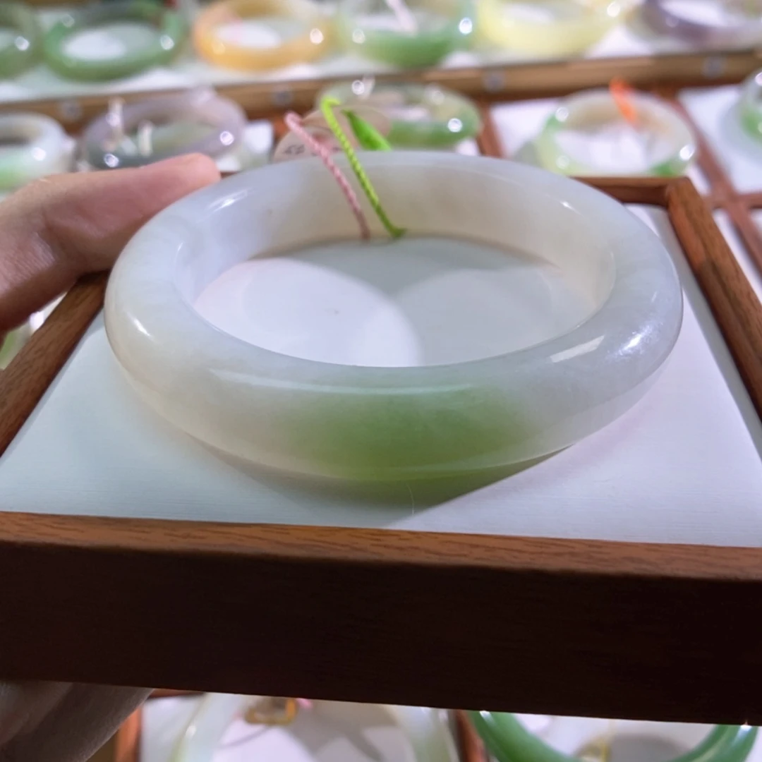 【闪购商品】未镶嵌手镯和田玉（翠青玉）