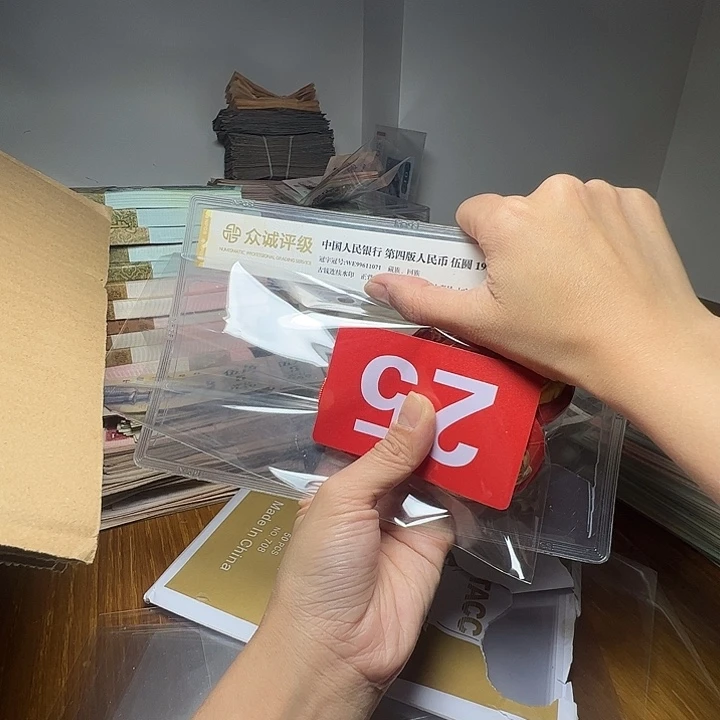 四***达退市像章10个如图