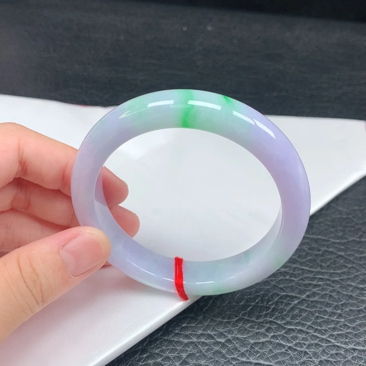 翡翠手镯未镶嵌?****姐。