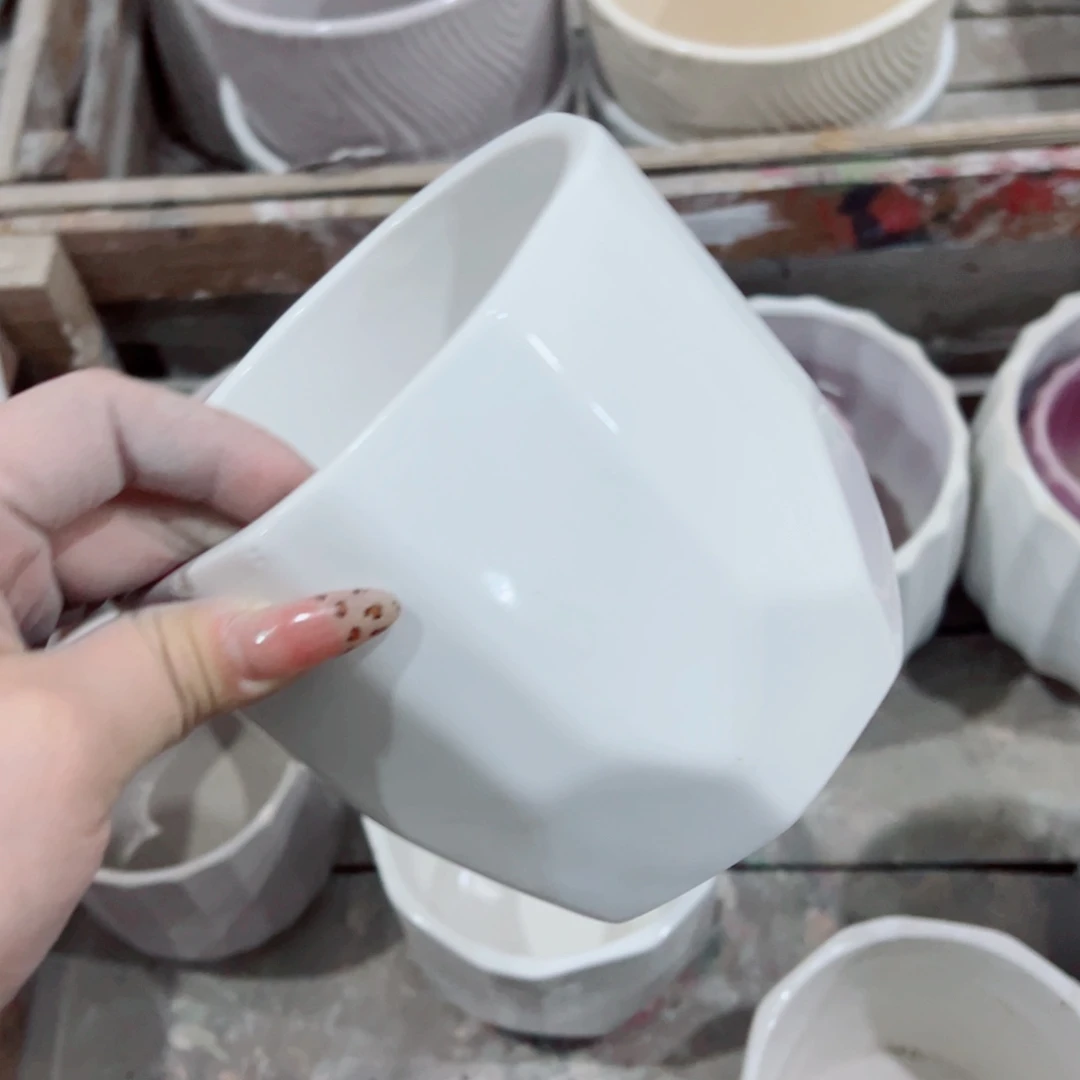 有孔，陶瓷花盆满10米包邮发货。