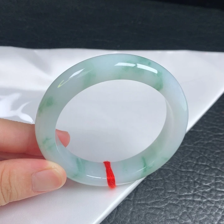 翡翠手镯未镶嵌。。