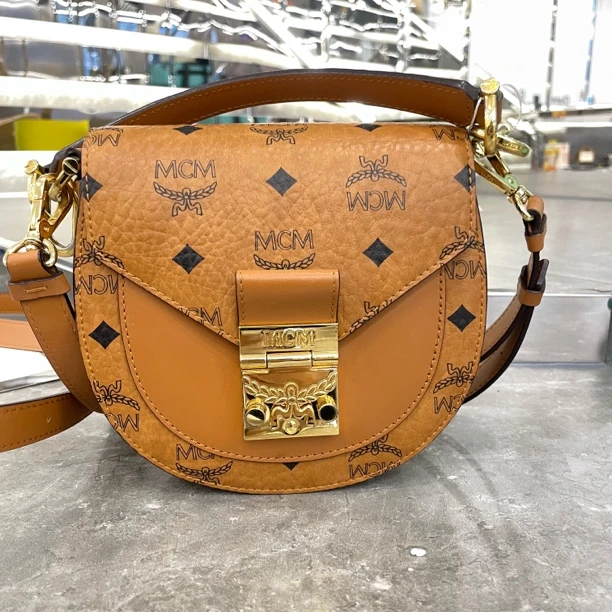 95新 MCM 色迷你马鞍包半月形斜挎包简约百搭设计