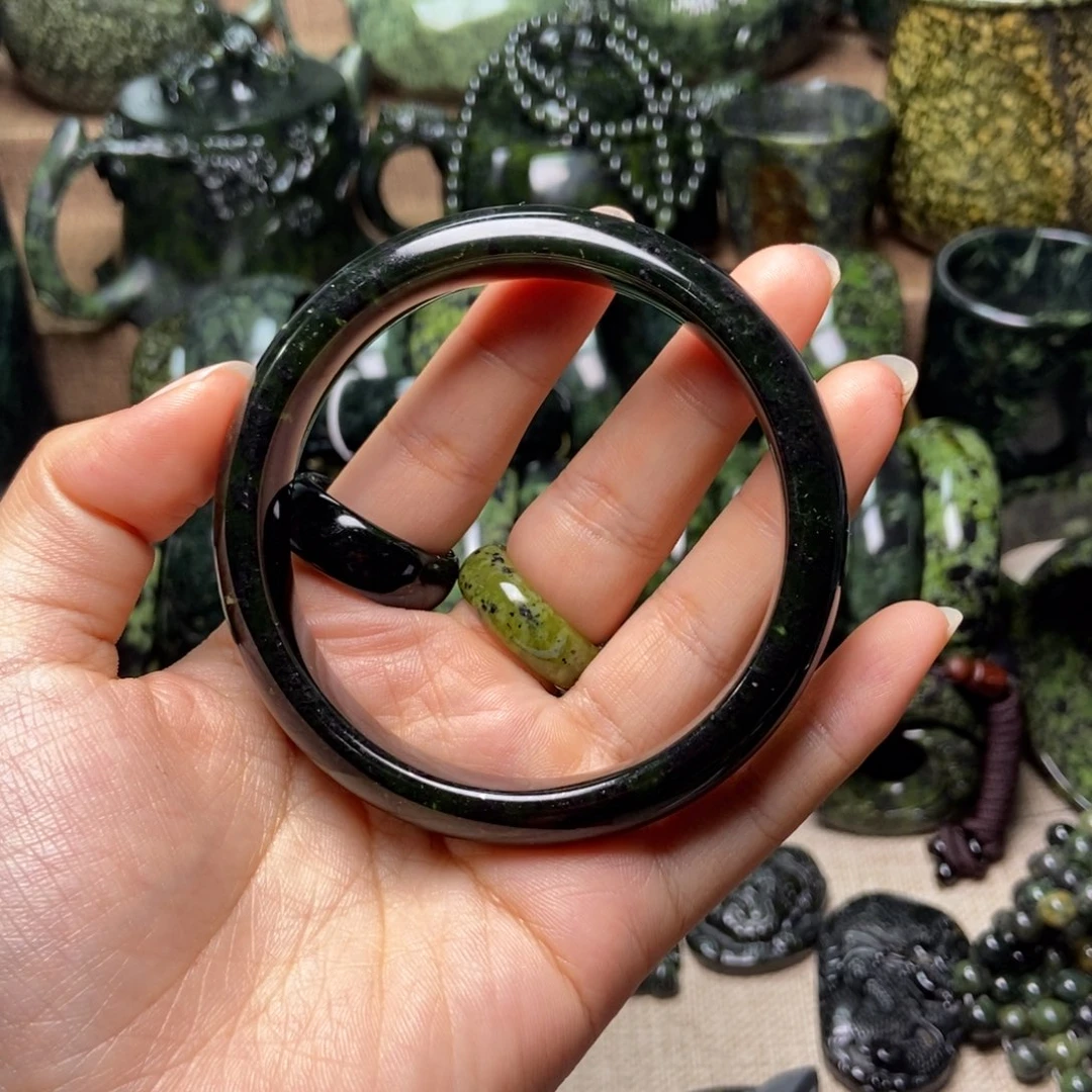 胡***姐蛇纹石玉未镶嵌药王石黑高冰手镯