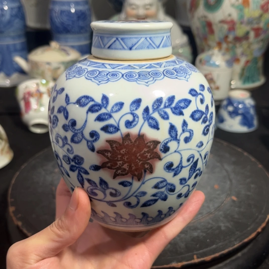 摆件青花釉里红缠枝花卉盖罐
